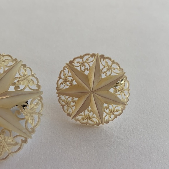 Vintage Carved Mother of Pearl Brooch & Earrings - Picture 7 of 14